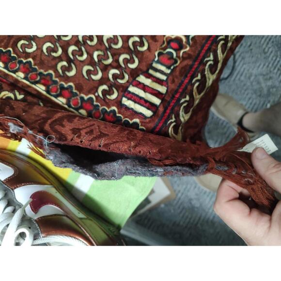 Handcrafted Traditional Decorative Rug with Intricate Patterns - Picture 4 of 6